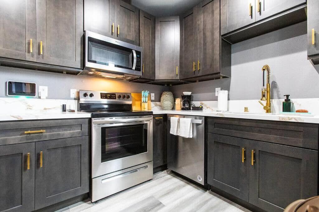 Restaurants-pets-professionals-fastwifi-a C-patios * San Diego