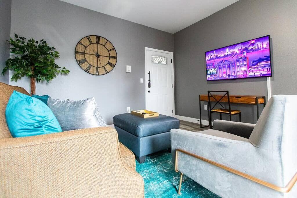 Restaurants-pets-professionals-fastwifi-a C-patios Apartment San Diego
