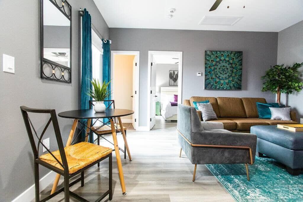 Apartment Restaurants-pets-professionals-fastwifi-a C-patios