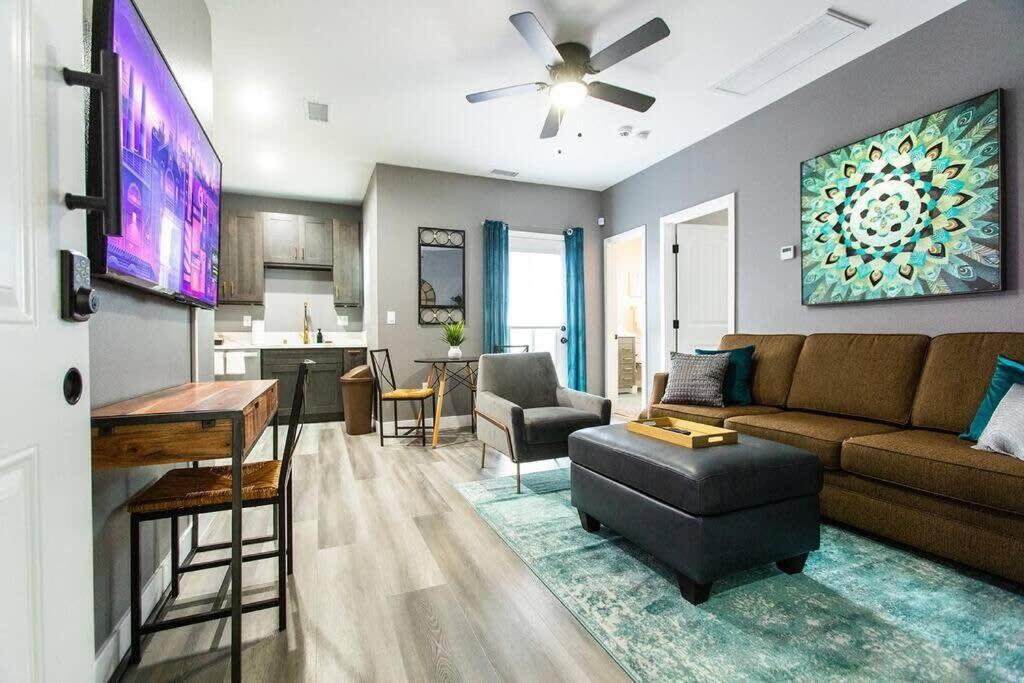 Restaurants-pets-professionals-fastwifi-a C-patios Apartment San Diego