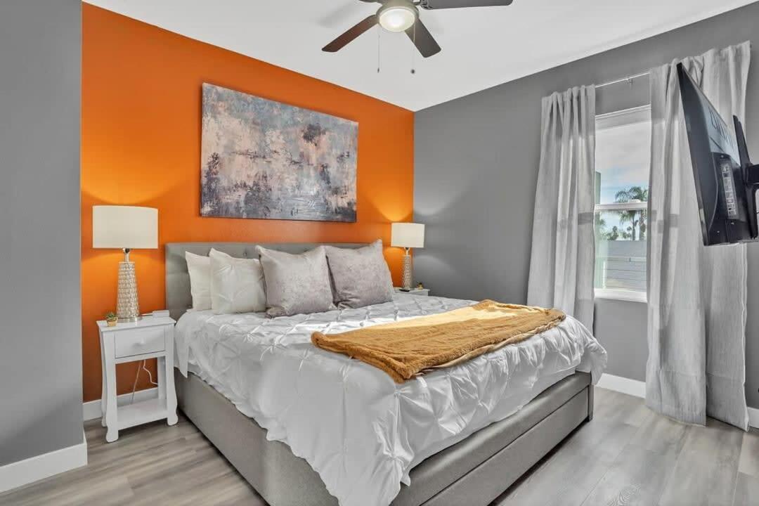 Apartment Professionals-restaurants-fastwifi-a C-desk- Pets San Diego