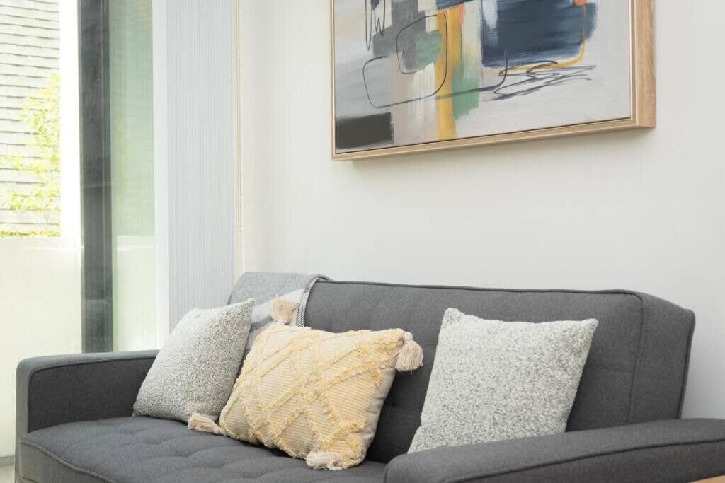Bright And Trendy 2-story Bankers Hill Holiday home *