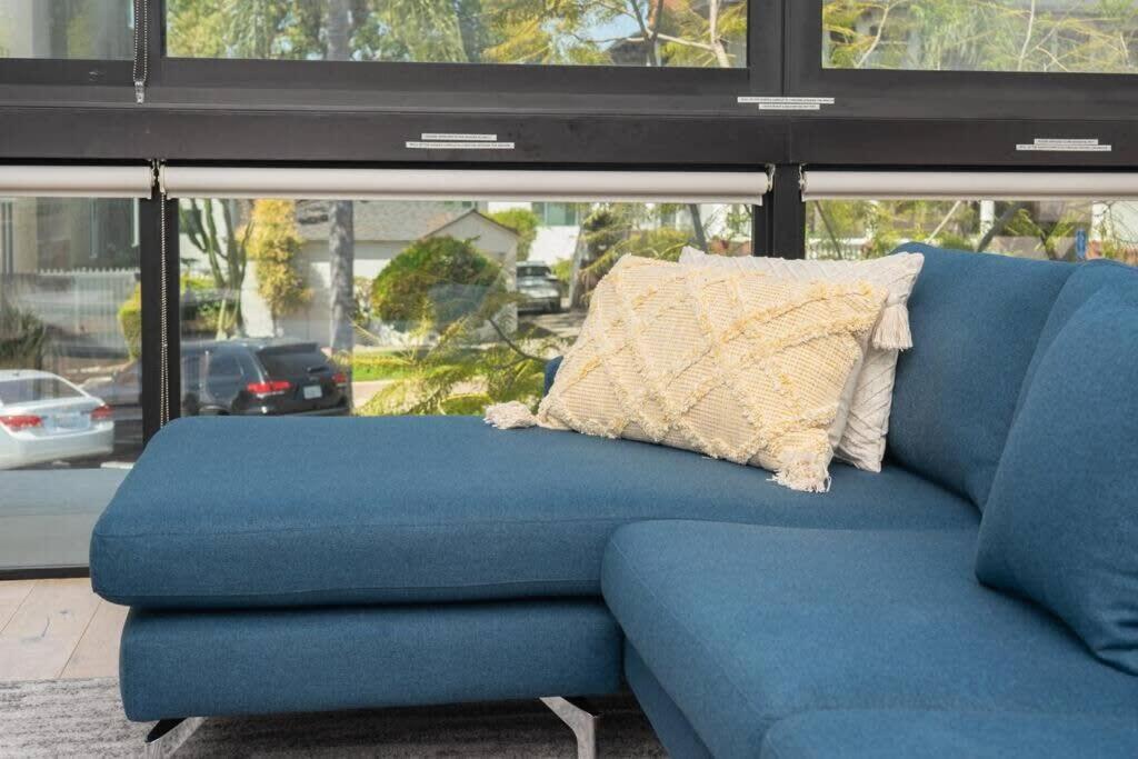 Bright And Trendy 2-story Bankers Hill Holiday home