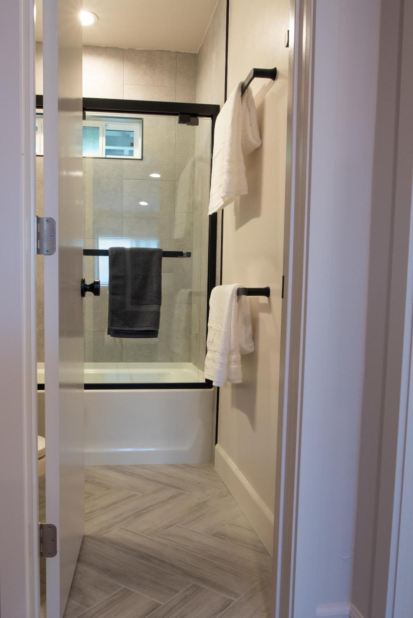 Modern 1 Bedroom 2 Blocks 2 *