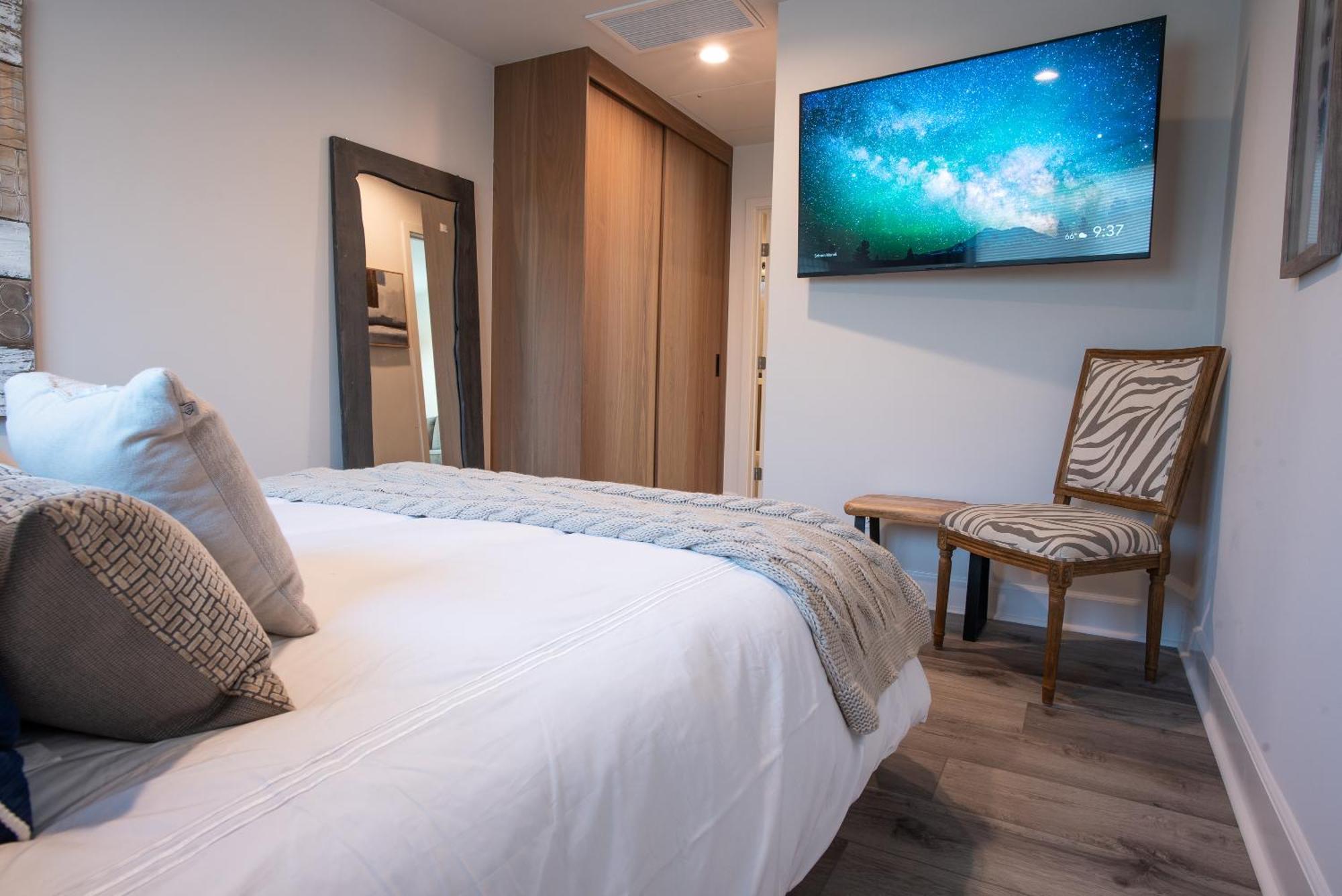 Modern 1 Bedroom 2 Blocks 2