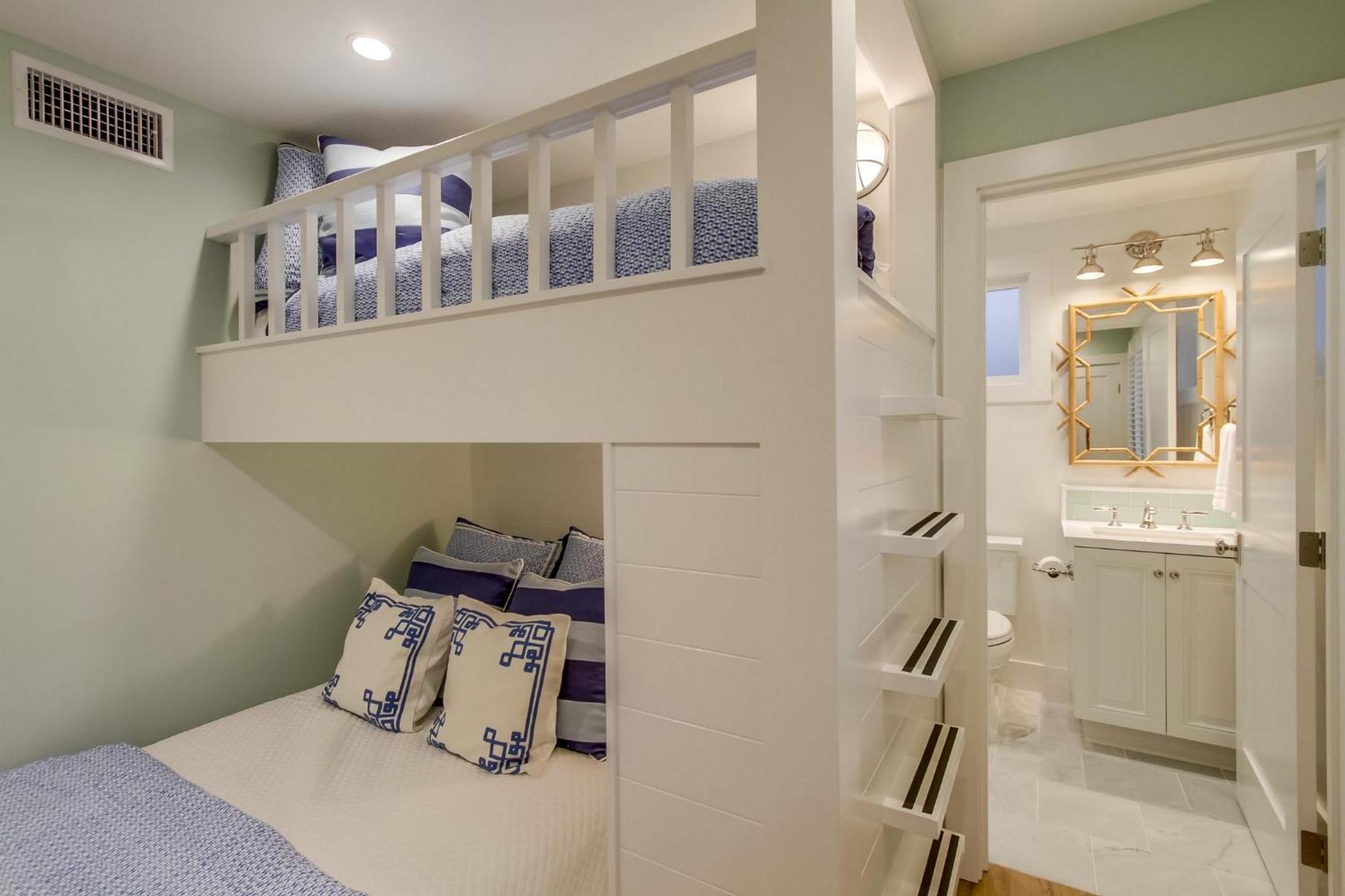 B5380 Nautica North Apartment