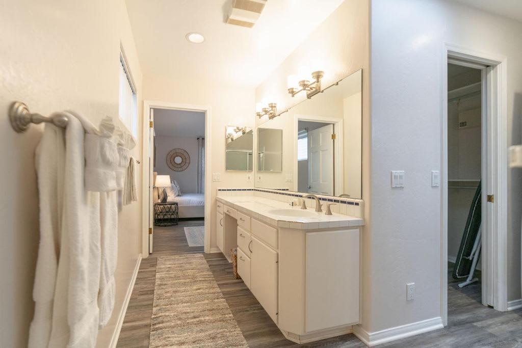 Sunlit La Jolla Village Gem With Peak Ocean Views *