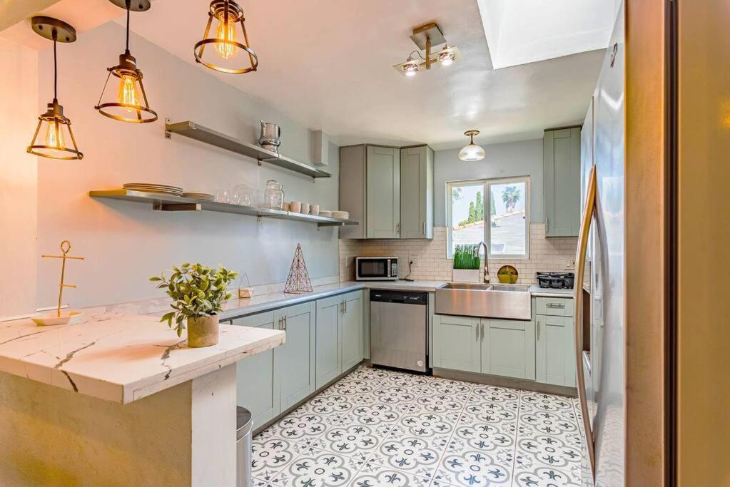 12-guest 4-br Spacious With Large Backyard, 4-car Parking Holiday home San Diego