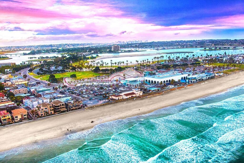 12-guest 4-br Spacious With Large Backyard, 4-car Parking Holiday home San Diego