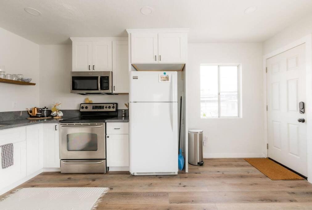 Floor Full Kitchen Huge Fenced Backyard * San Diego