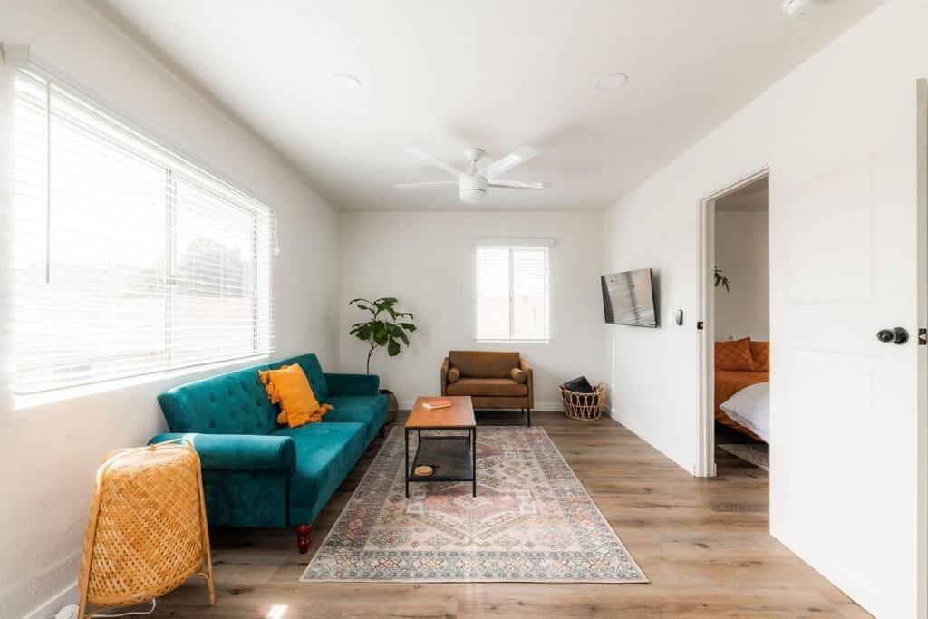Apartment Floor Full Kitchen Huge Fenced Backyard *