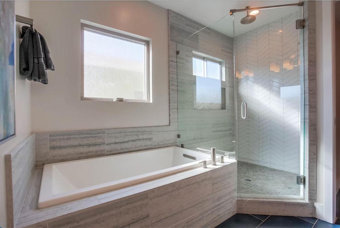 Holiday home Ocean-view Blocks To With Private Hot Tub & Rooftop Deck *