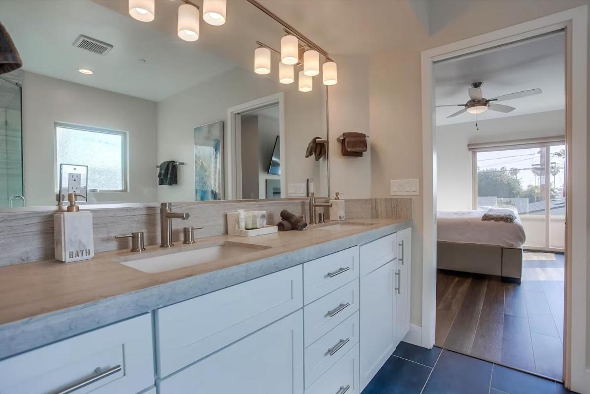 Ocean-view Blocks To With Private Hot Tub & Rooftop Deck Holiday home San Diego
