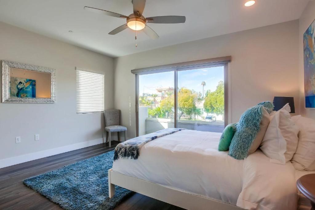 Ocean-view Blocks To With Private Hot Tub & Rooftop Deck Holiday home