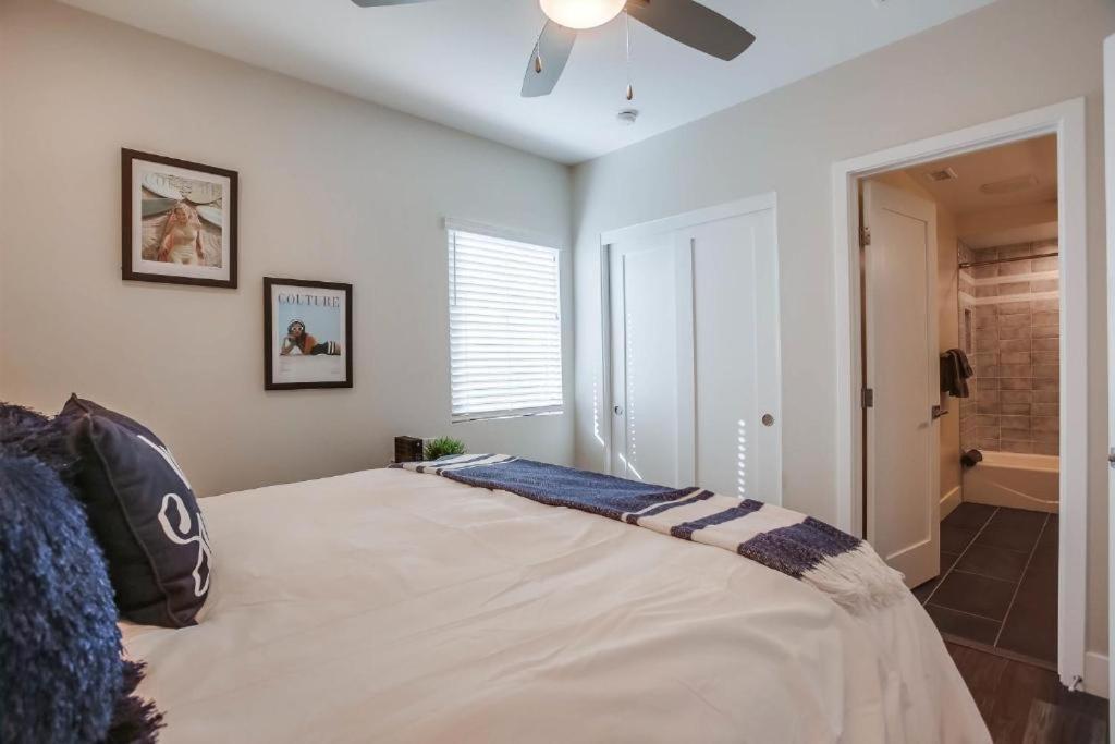 Holiday home Ocean-view Blocks To With Private Hot Tub & Rooftop Deck *