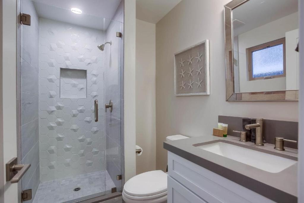 Ocean-view Blocks To With Private Hot Tub & Rooftop Deck Holiday home San Diego