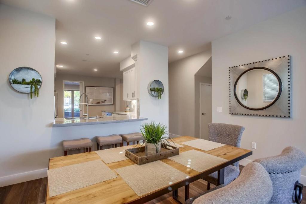 Ocean-view Blocks To With Private Hot Tub & Rooftop Deck Holiday home