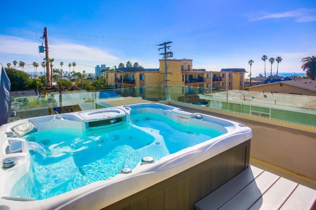 Ocean-view Blocks To With Private Hot Tub & Rooftop Deck Holiday home *