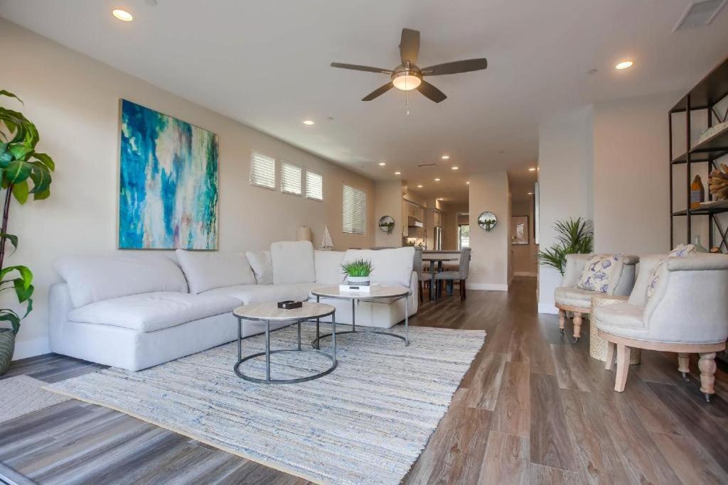 Holiday home Ocean-view Blocks To With Private Hot Tub & Rooftop Deck *