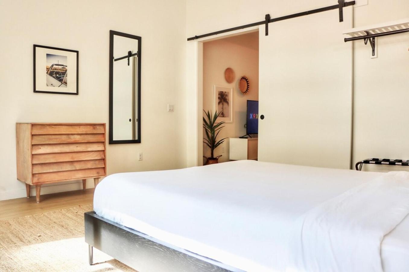 Executive Escape In Downtown Apartment