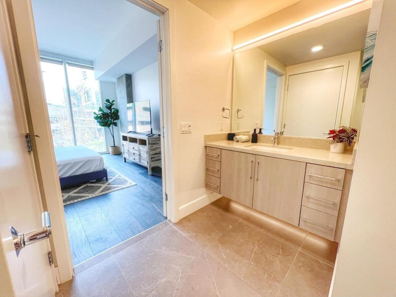 Stunning By Petco Park! Apartment