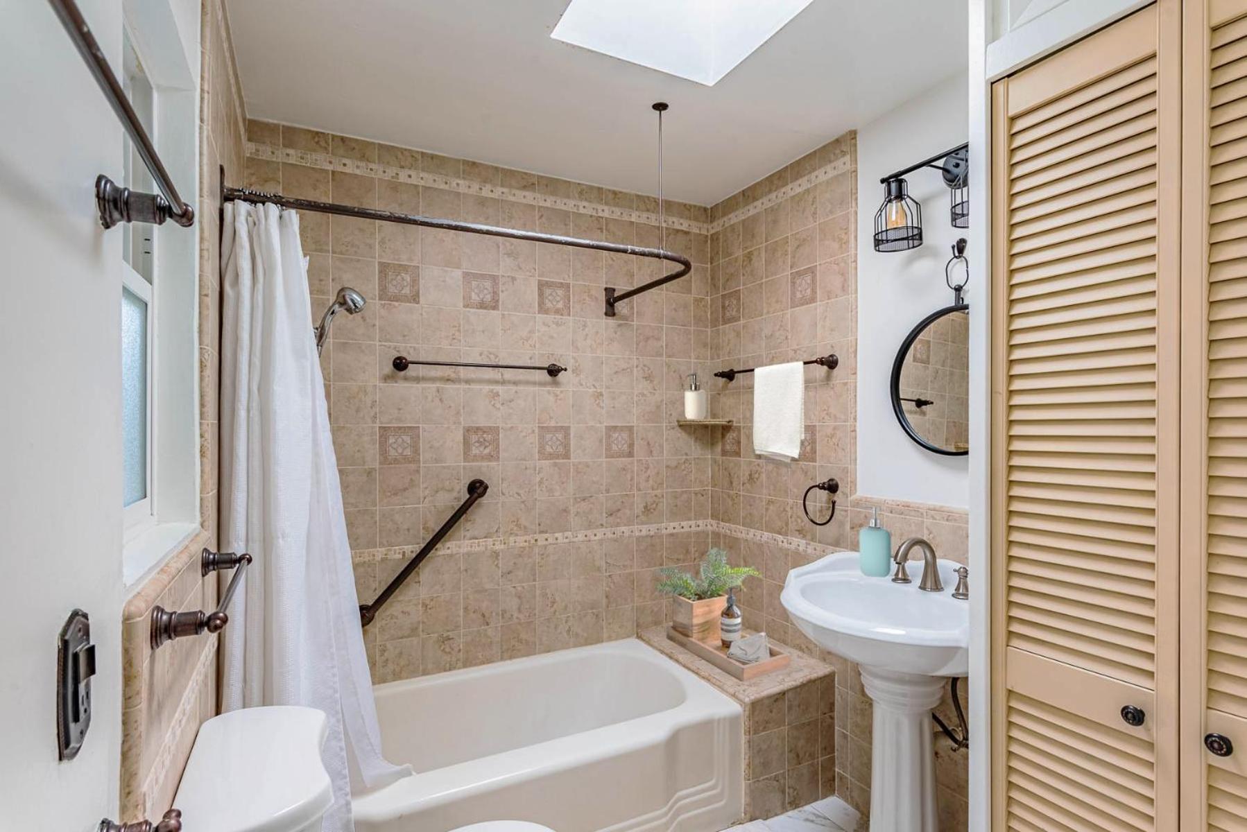 Holiday home 12-guest 4-br Spacious With Large Backyard, 4-car Parking San Diego