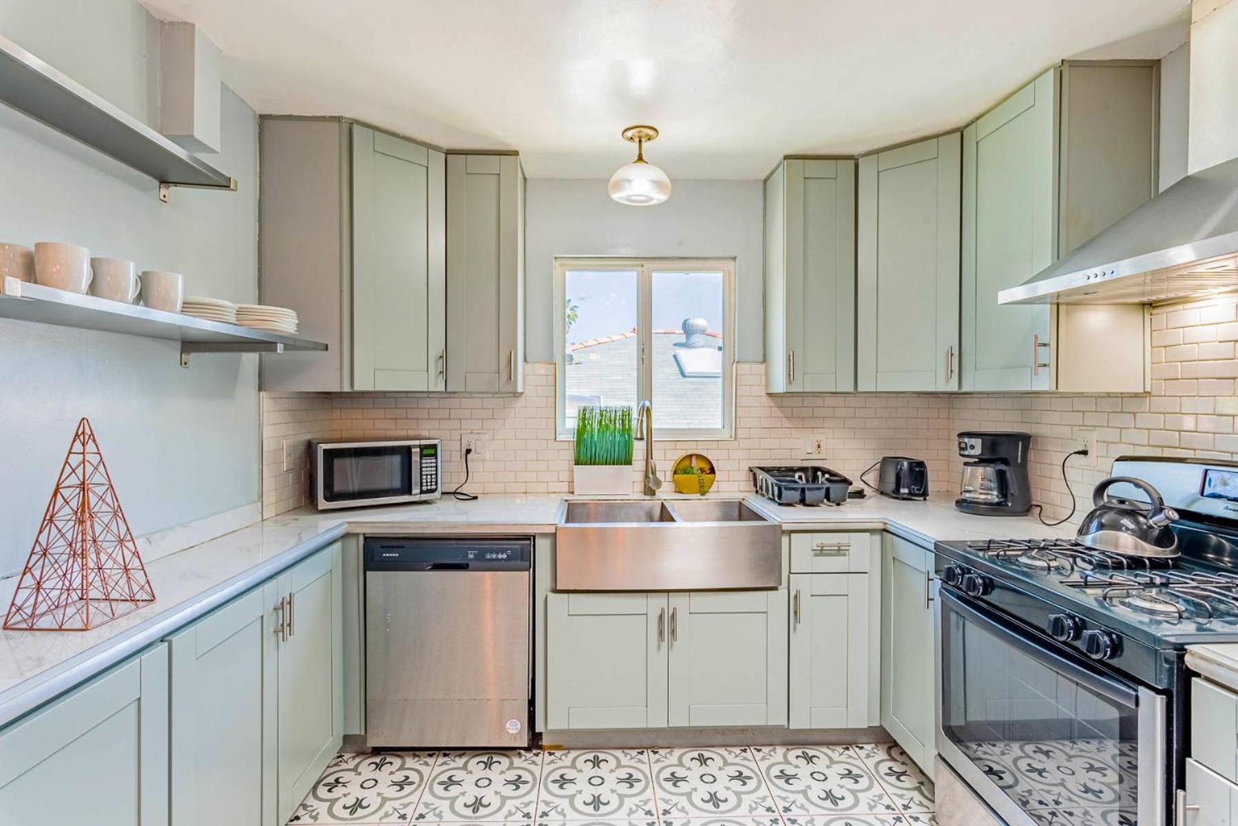 12-guest 4-br Spacious With Large Backyard, 4-car Parking Holiday home