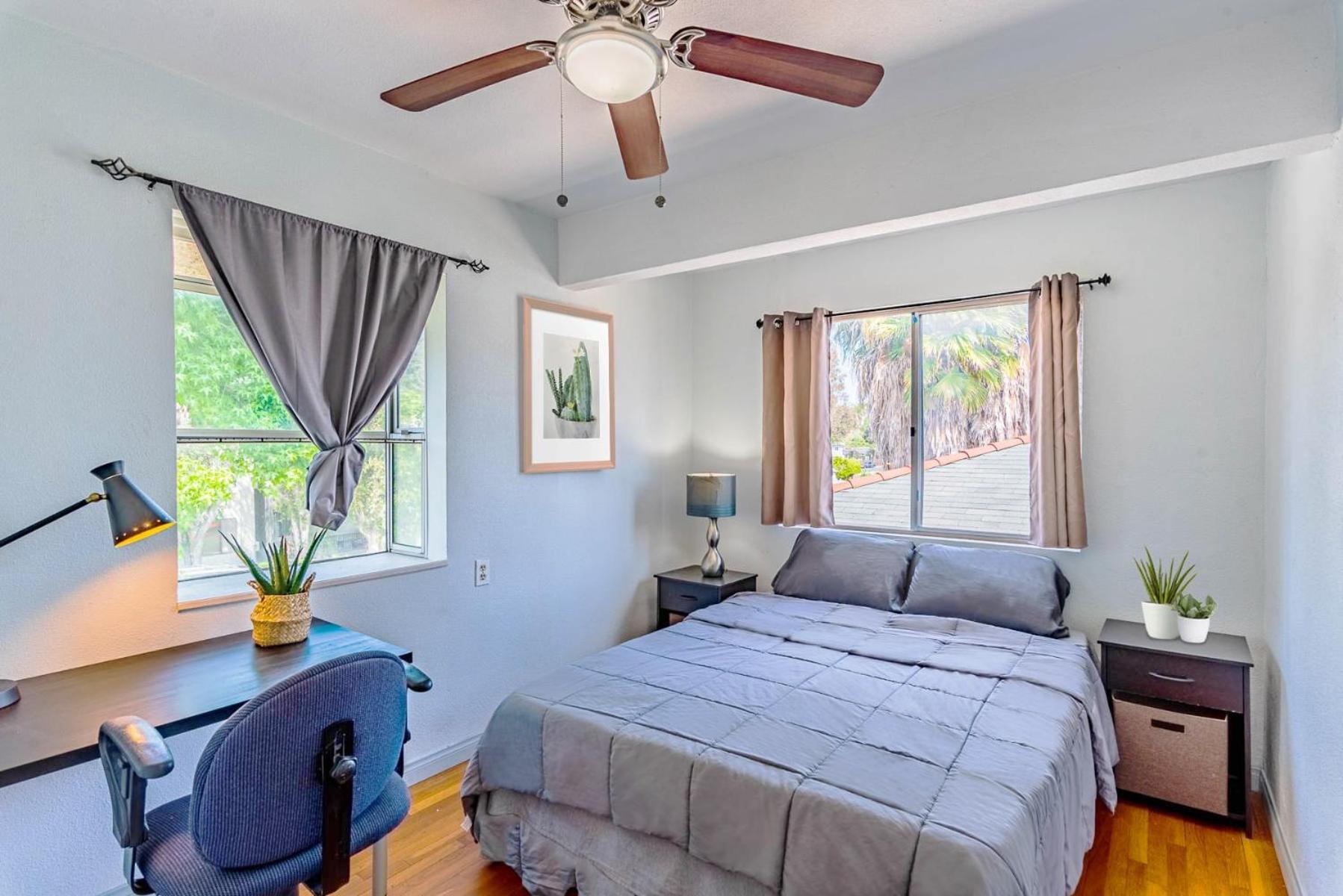 12-guest 4-br Spacious With Large Backyard, 4-car Parking Holiday home