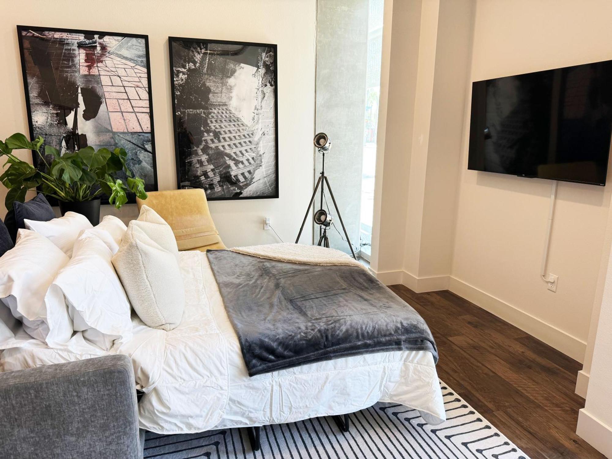 Luxury 2 Story By Convention Center & Petco Park Apartment *