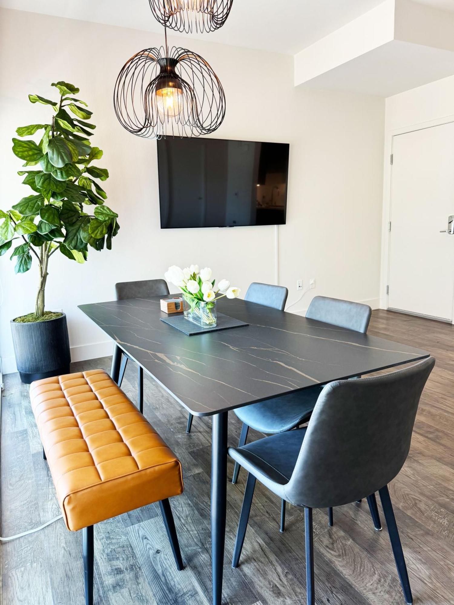 Luxury 2 Story By Convention Center & Petco Park Apartment *