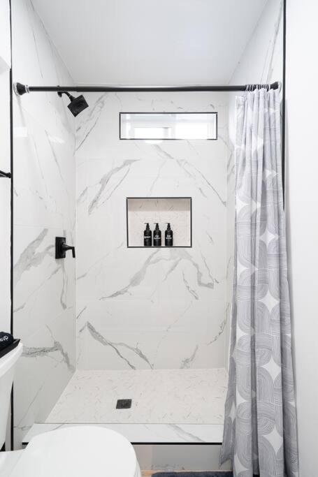 * Bueno Bueno Casita * / 7 Min To Downtown / 4 Bdr Сasa de vacaciones