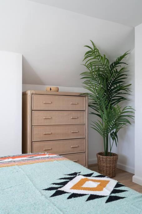 * Bueno Bueno Casita * / 7 Min To Downtown / 4 Bdr Сasa de vacaciones *