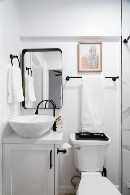 * Bueno Bueno Casita * / 7 Min To Downtown / 4 Bdr *