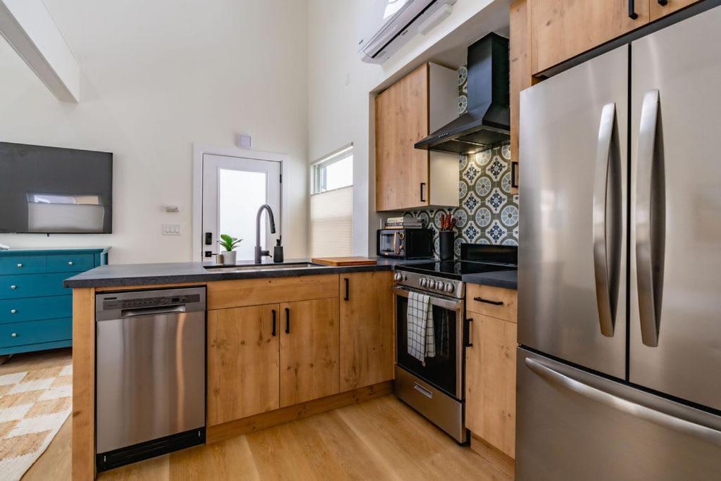 Apartment Swanky In Vibrant Hillcrest
