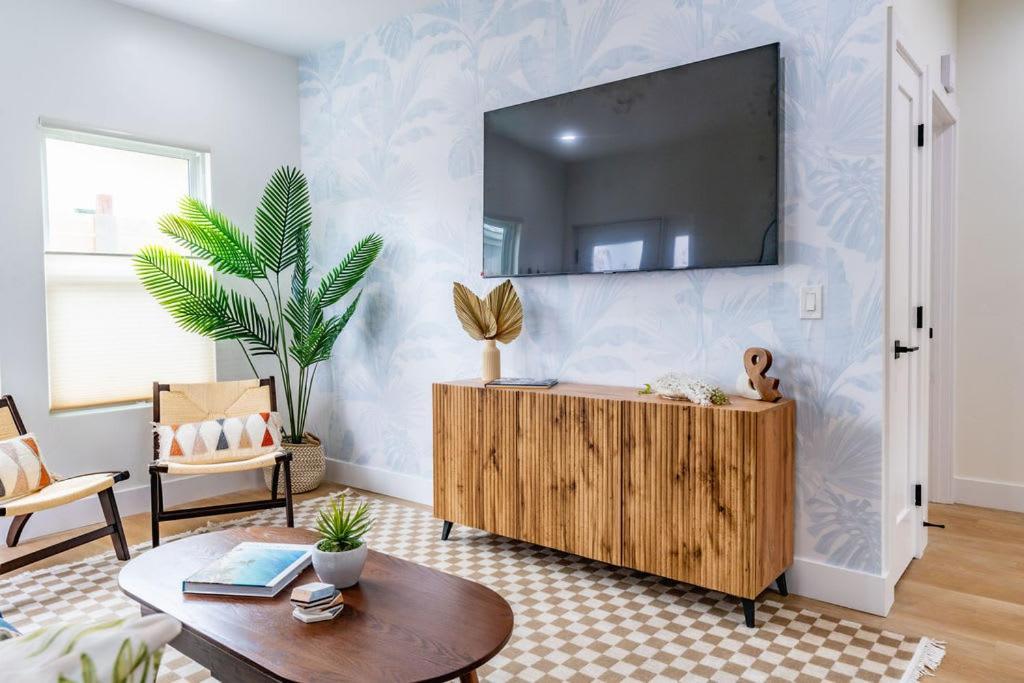 Newly Remodeled Uptown Chic Holiday home *