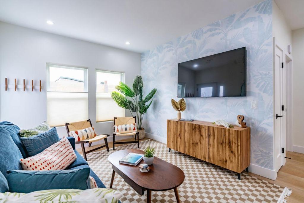 Newly Remodeled Uptown Chic Holiday home *