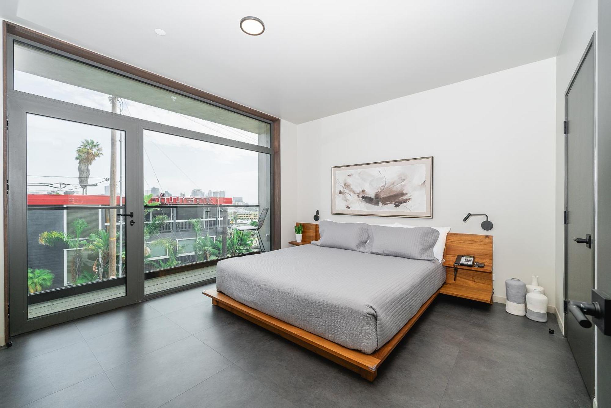 Hotel City24 Little Italy Mission Hills 4*