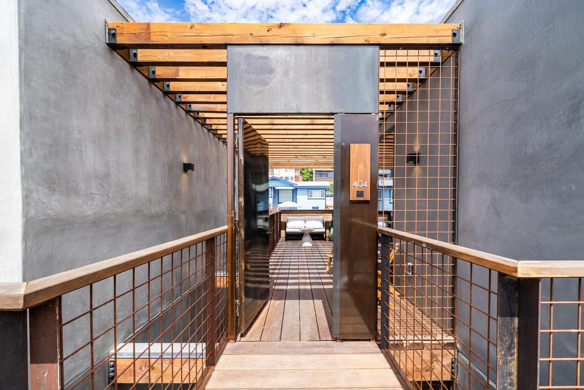 City24 Little Italy Mission Hills Hotel 4*