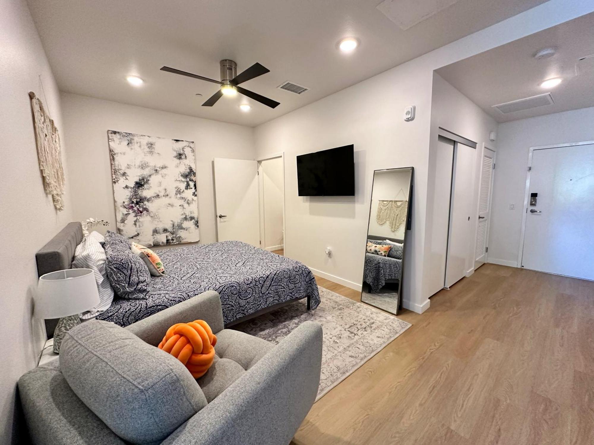 Nimitz Crossing Luxury Residences * San Diego