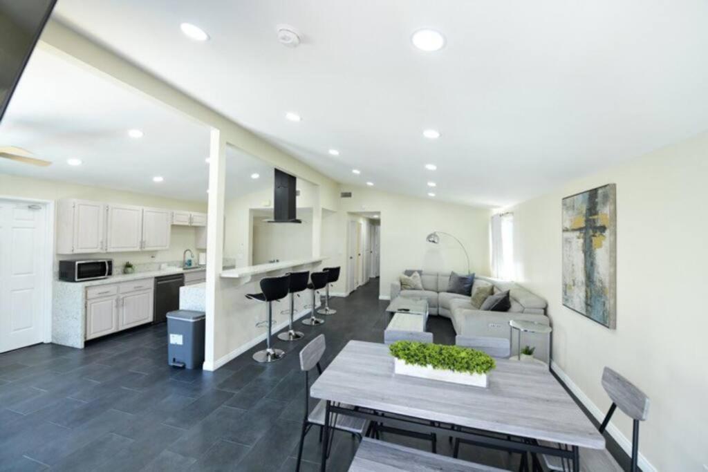 Entire Home, Pool, Free Parking, Wifi, Family Neighborhood! Holiday home *