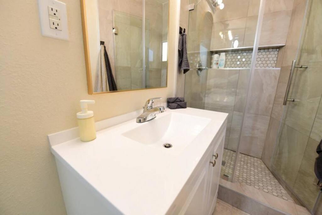 Entire Home, Pool, Free Parking, Wifi, Family Neighborhood! Holiday home San Diego