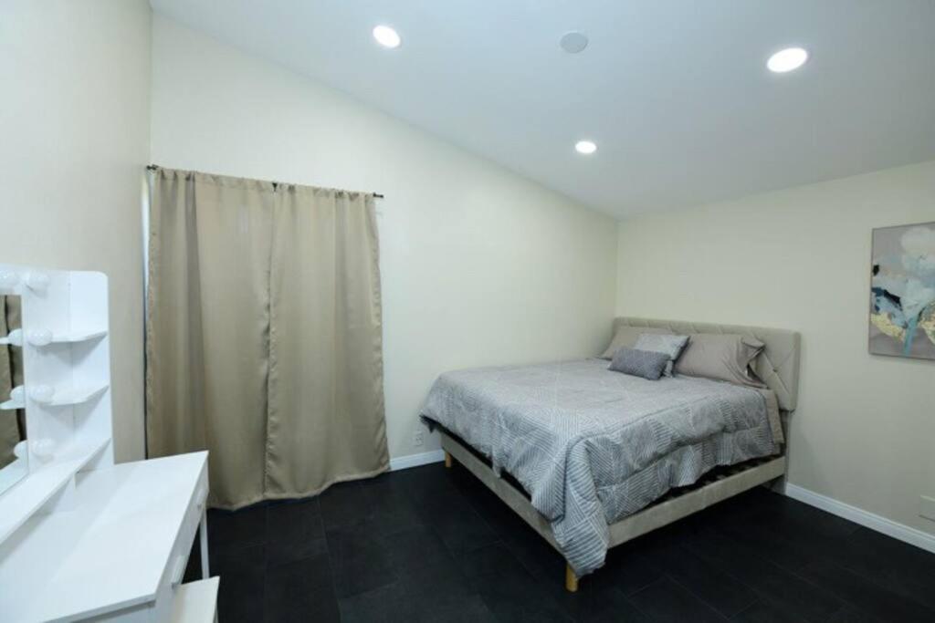 Entire Home, Pool, Free Parking, Wifi, Family Neighborhood!