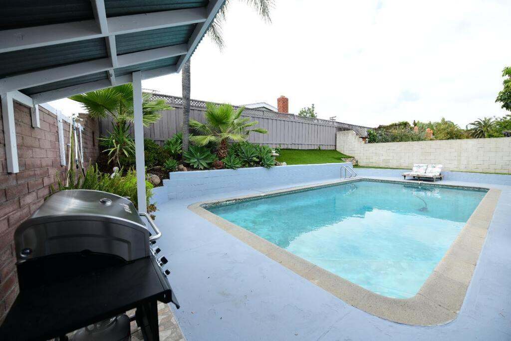 Entire Home, Pool, Free Parking, Wifi, Family Neighborhood! Holiday home