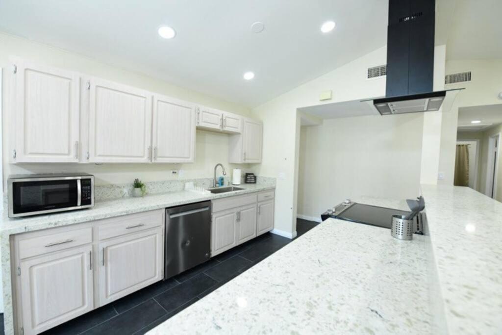 Entire Home, Pool, Free Parking, Wifi, Family Neighborhood! Holiday home *