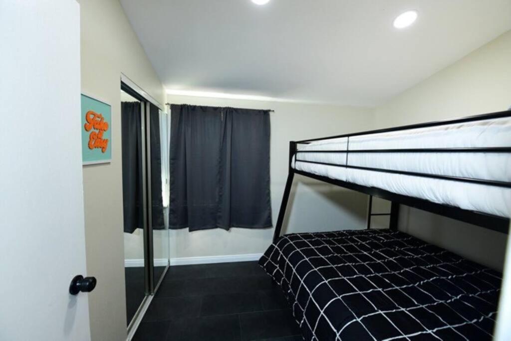 Entire Home, Pool, Free Parking, Wifi, Family Neighborhood! * San Diego