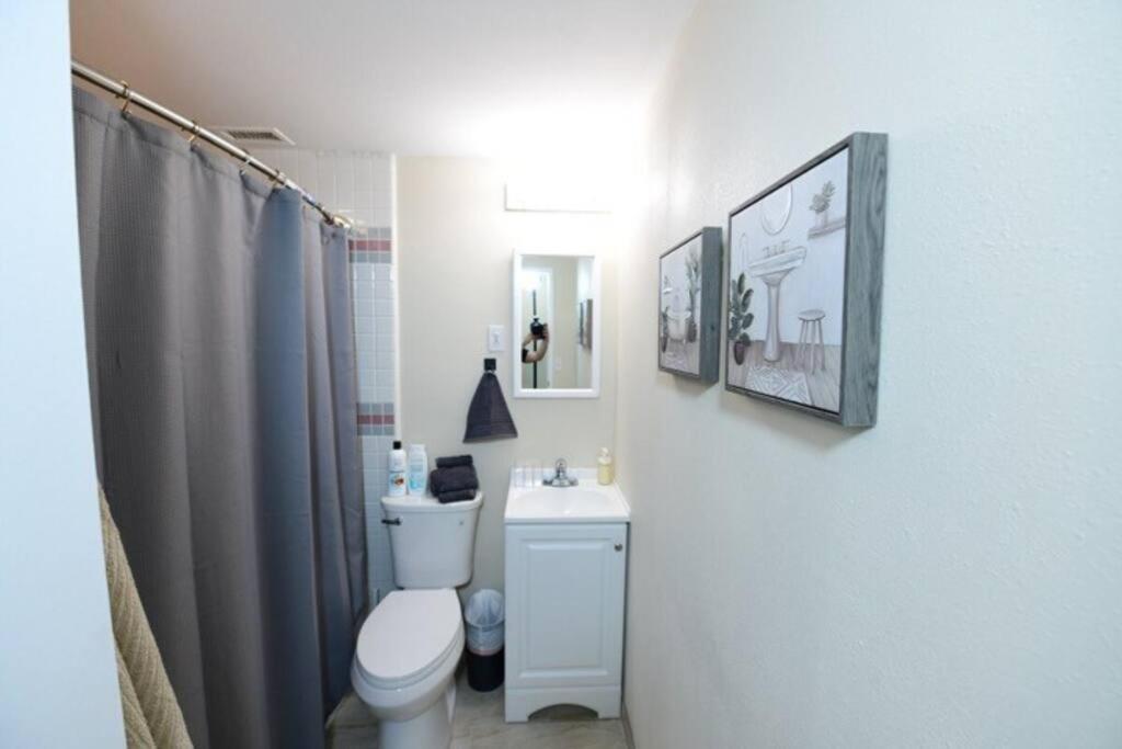 Entire Home, Pool, Free Parking, Wifi, Family Neighborhood!