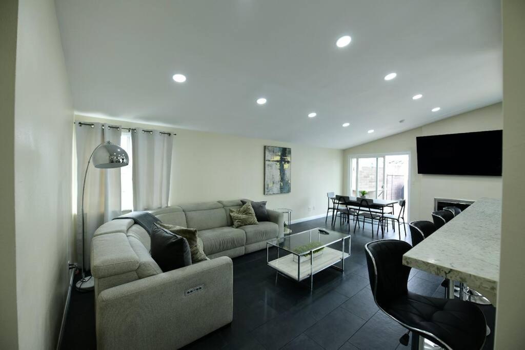 Entire Home, Pool, Free Parking, Wifi, Family Neighborhood! Holiday home San Diego