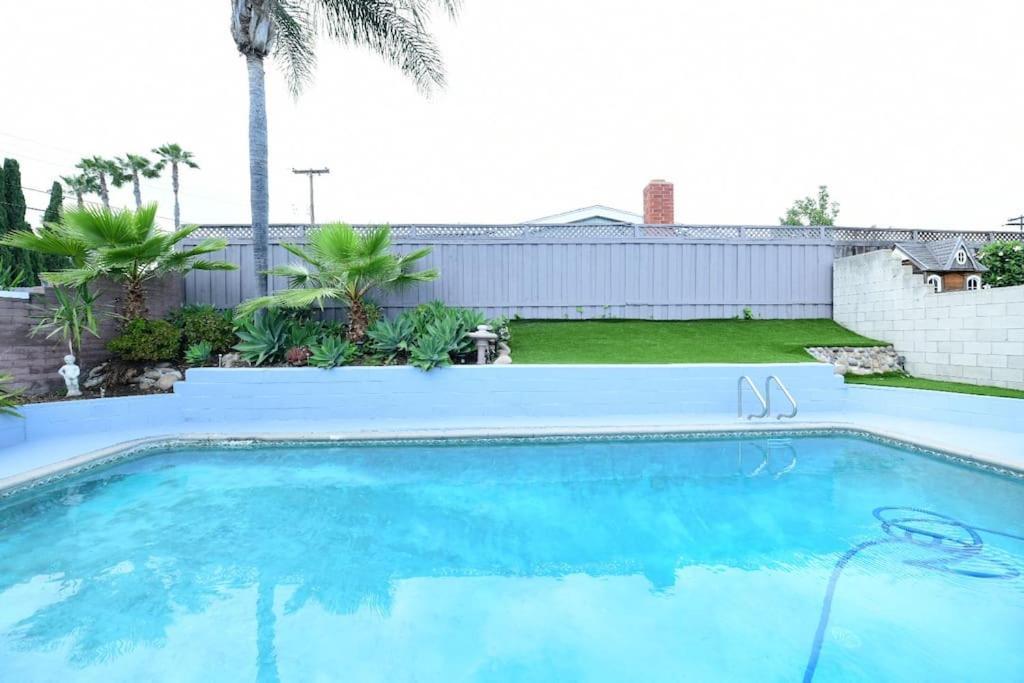Entire Home, Pool, Free Parking, Wifi, Family Neighborhood! Holiday home