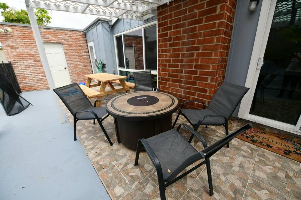 Holiday home Entire Home, Pool, Free Parking, Wifi, Family Neighborhood!