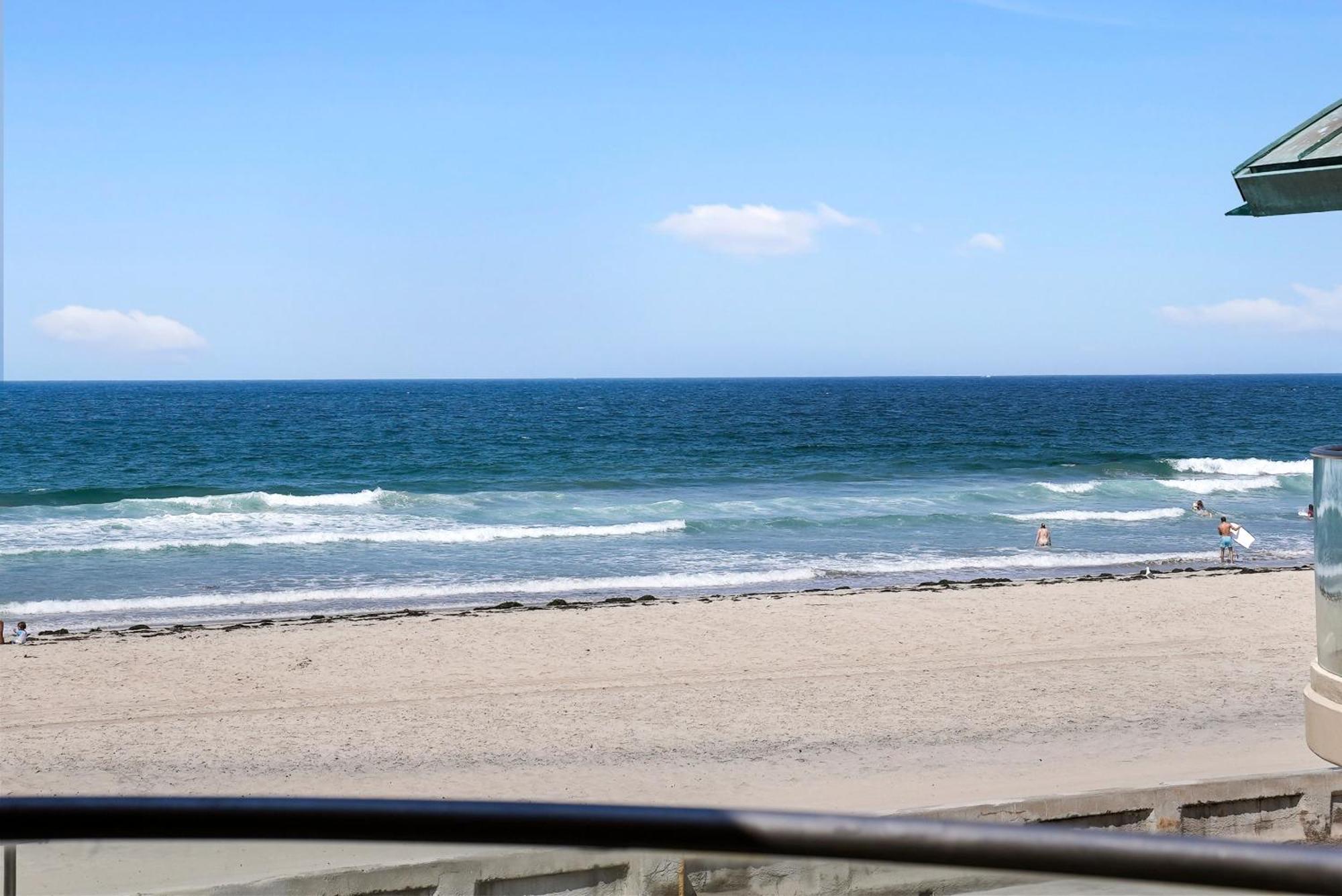 Stunning Oceanfront Boardwalk - Spa, Steps2beach, Parking & Fast Wifi! Holiday home